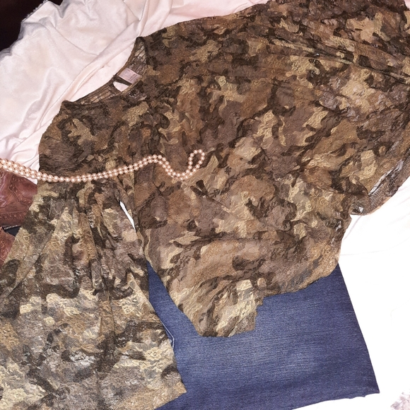 SMOCKED YOKE LACE PEASANT GREEN CAMO TOP W/BELL SLEEVES | LARGE - Picture 10 of 10